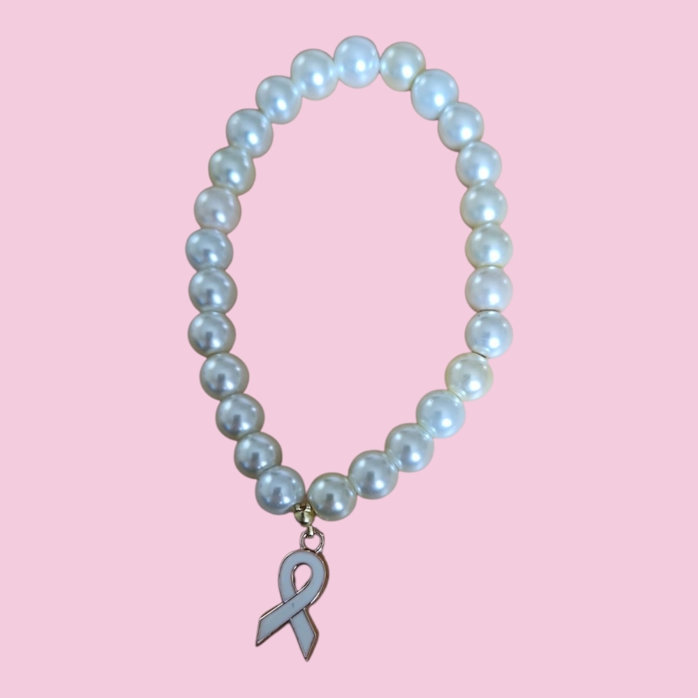 NWOT Elegant Pearl Bracelet with White Ribbon Charm. 1049